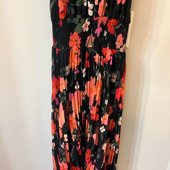 Black Floral, Polyester and rayon pleated dress with elastic waist, sz medium - Picture 5 of 5